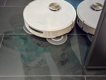 Die zwei Mopps wischen den Boden feucht, einer ist für die Reinigung der Ränder ausfahrbar.