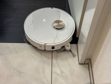 Der Roboter fährt die Seitenbürste vorne automatisch an Ecken und Rändern aus.