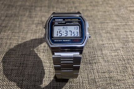 L'A158W présentée ici est une évolution de la populaire F-91W, avec de l'acier inoxydable à la place du plastique. Cependant, la nouvelle horloge de table utilise à nouveau du plastique.