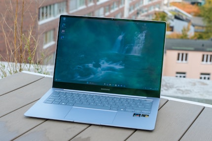 The display is difficult to see outdoors.