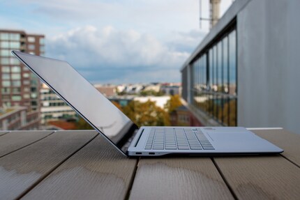 The maximum tilt angle of the display cover.