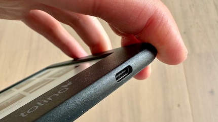 La liseuse se charge en trois heures, via son port USB-C.