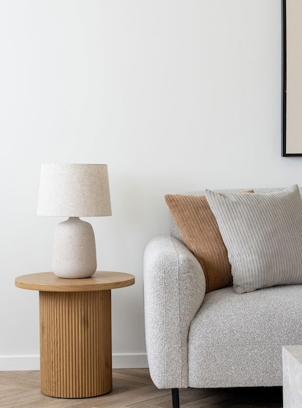 Des fibres irrégulières confèrent un aspect rustique à la lampe... 