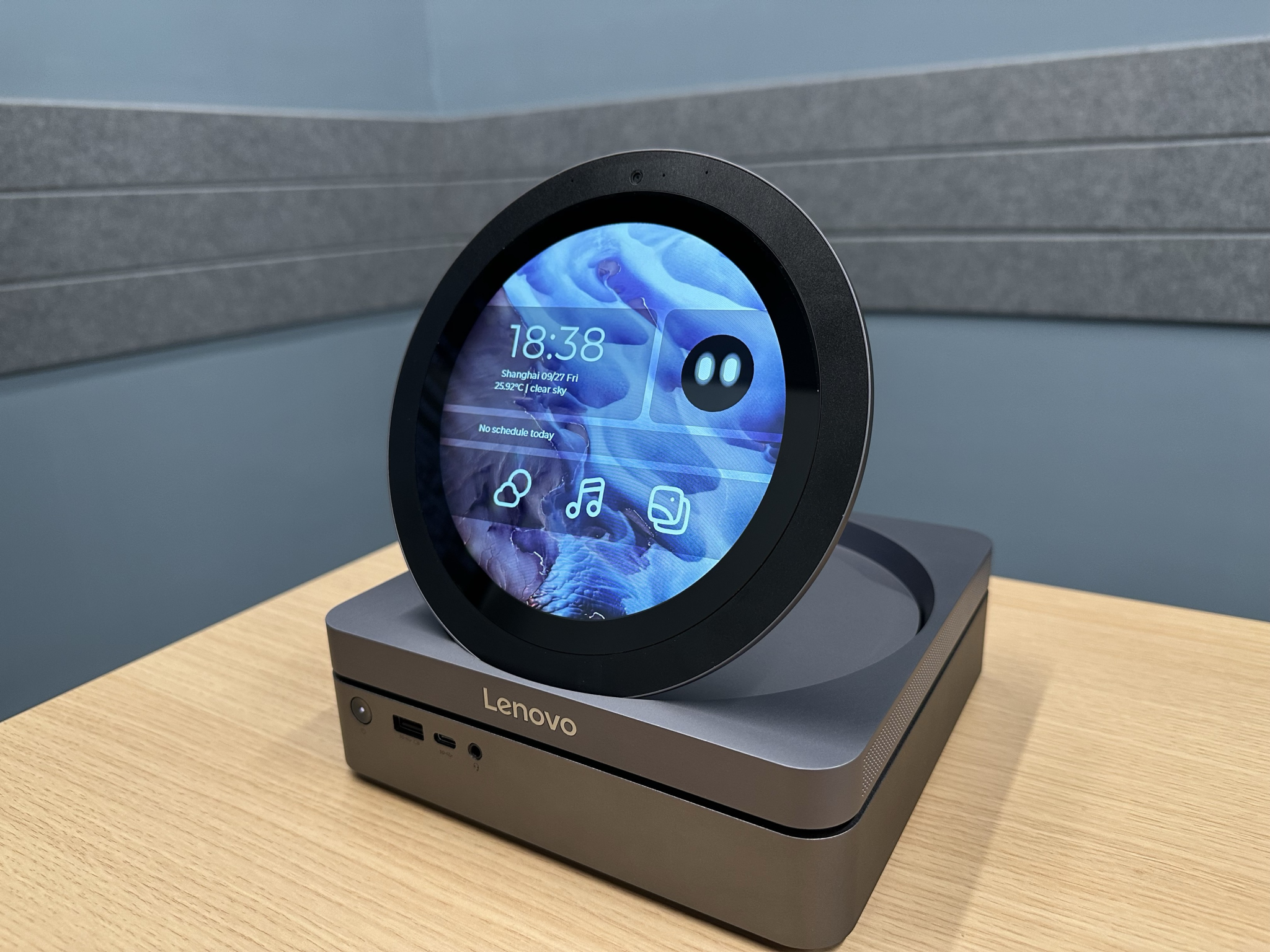 Die zwei «Augen» im schwarzen Kreis sollen die Augen für Emotionen des AI Buddy sein.