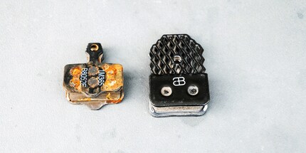 Left: conventional brake pad. Right: Graphen pad from AbsoluteBlack.