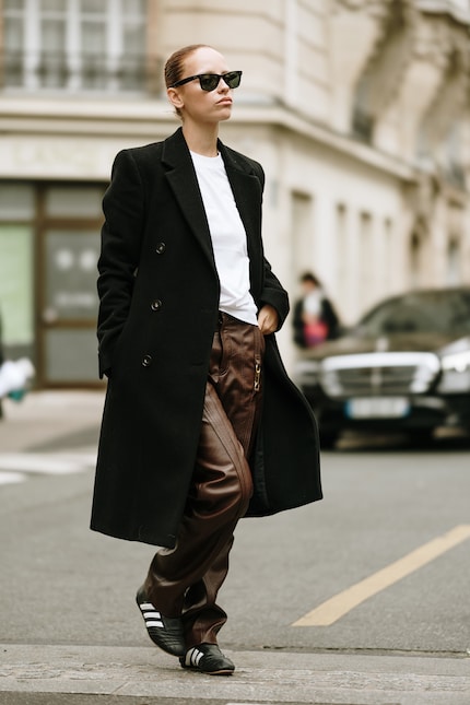 I pantaloni marroni diventano il punto forte del look.
