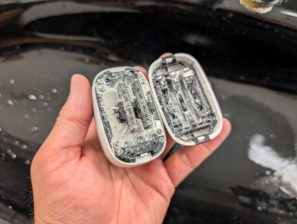 Der Rasierapparat muss abwaschbar sein, dann sind die Rückstände kein Problem.