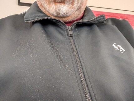 Wo rasiert wird, fällt Pulver: leicht abwischbar, aber trotzdem ein wenig nervig.