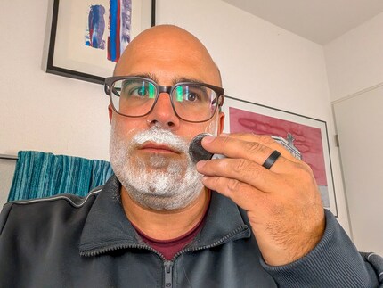 Das Puder wird aufs Gesicht aufgemalt – fast wie Kreide.