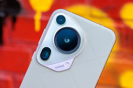 De telefoto- en ultragroothoekcamera's vallen nauwelijks op vergeleken met de hoofdcamera.