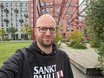 De baard is wazig op het grote beeldscherm.