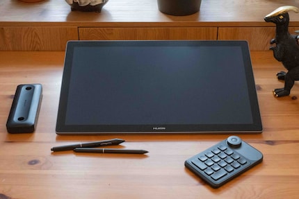 La Kamvas Pro 19 d’Huion et ses accessoires sont d’excellente qualité.