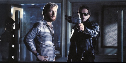 James Cameron (links) en Arnold Schwarzenegger (rechts) tijdens het filmen.