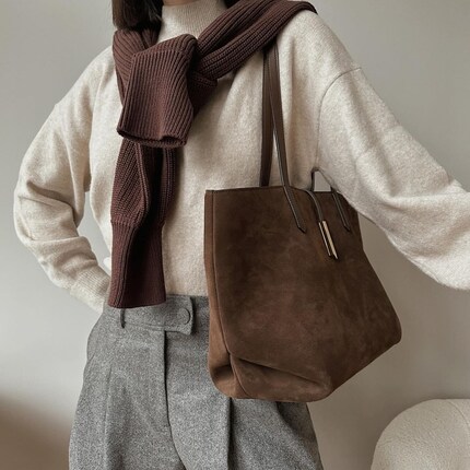 Les coins inférieurs du Tokyo Tote sont légèrement drapés.