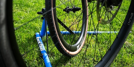 Pronti per il cambio ruota: il cerchio da 50 mm di DT Swiss e lo pneumatico «fastest» di Schwalbe.