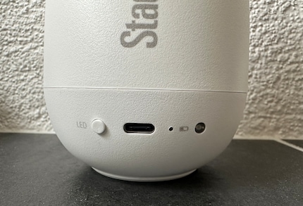 L’appareil se recharge via un port USB C à l’arrière.