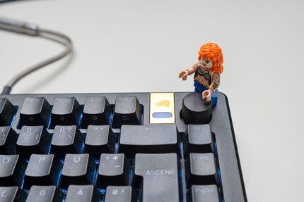 No, Nami, that’s not gold. It’s the keyboard’s replaceable badge.