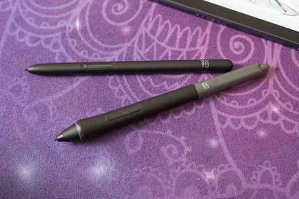 Ein dünner Stylus von XP-Pen ist dabei (hinten), aber auch sonstige Stifte des Herstellers sind kompatibel.