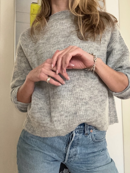 Vorne ganz normaler Pulli, …