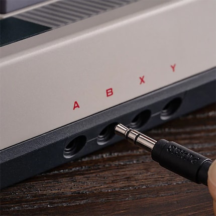 C'est ici que se branchent les Super Buttons, disponibles en plusieurs couleurs.