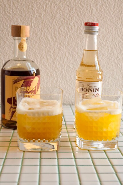 La liqueur Sweet Amaretti de Rebels (à gauche) est-t-elle à la hauteur du sirop de Monin (à droite) ? Spoiler : non. 