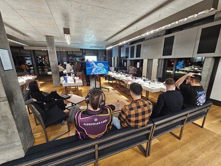 Il pubblico si è unito all'eccitazione. Entrambi davanti al grande schermo...