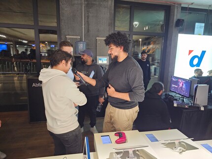 Il moderatore Ragebrownie conduce un'intervista improvvisata tra una partita e l'altra con il vincitore finale del torneo.