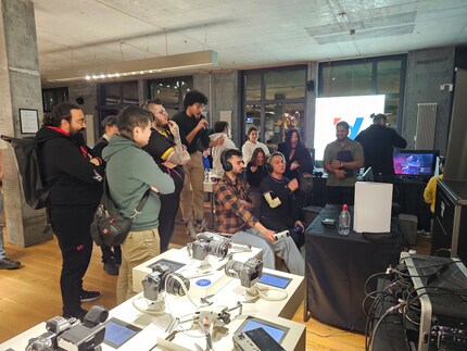 ...così come direttamente dietro le postazioni di gioco.