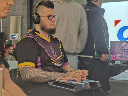 Il motto del torneo era: Porta il tuo dispositivo. Alcuni hanno giocato con i controller e altri con gli arcade stick.