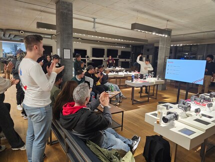 Il vincitore festeggia.