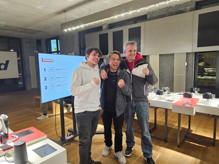 ChiggenMcNugget (a sinistra) viene festeggiato dai compagni di squadra Chardy-San (al centro) e Ediweazel (a destra).