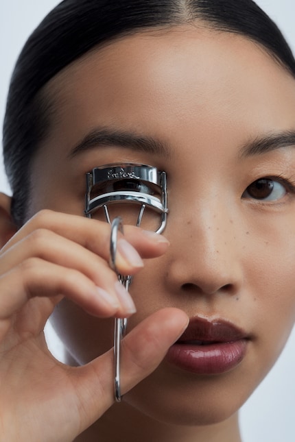 Le recourbe-cils est un must-have dans la trousse de Sophia.
