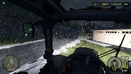 Mit Hagel ist nicht zu spaßen. Die Eiskörner schlagen hart am Boden auf. Im Traktor hört man aber nicht viel davon.
