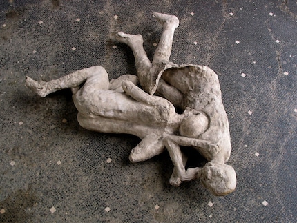Enlacés vers la mort | Les moulages en plâtre montrent deux personnes qui semblent s'accrocher l'une à l'autre. L'ADN indique qu'au moins l'un d'entre eux est un homme. En raison de leur ossature gracile, on pensait jusqu'à présent qu'il s'agissait de femmes.