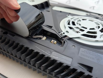 Die Abdeckung, worunter sich der Lüfterstecker befindet, ist geklebt.