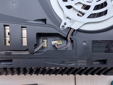 Der Lüfterstecker sollte nicht am Kabel herausgezogen werden.