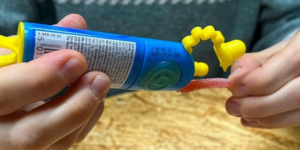 Il meglio dei due mondi. Darina guarnisce i serpenti acidi con la salsa Juicy Drop.