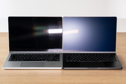 With the nano-texture glass display (right), direct light reduces the black value over a larger area.