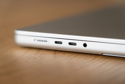 Equipped with the Pro and Max chip, the MacBook Pro now supports Thunderbolt 5.