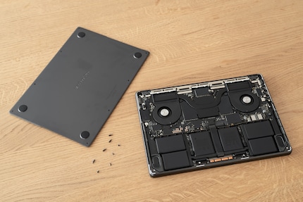 The battery features 72.4 watt hours in the smaller model and 100 in the larger one.