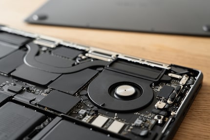 Retrofitting more RAM or SSD yourself is no longer possible, as everything is soldered onto the board.