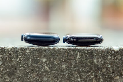 L'ultimo smartwatch di Apple (destra) accanto al suo predecessore: anche se è difficile da vedere nella foto, il nuovo è notevolmente più sottile.