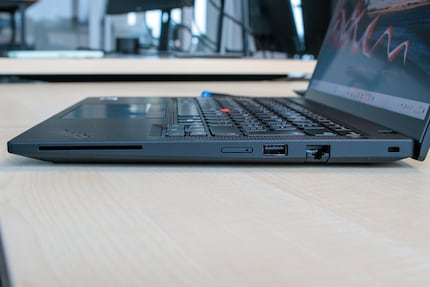 Die Anschlüsse auf der rechten Seite.