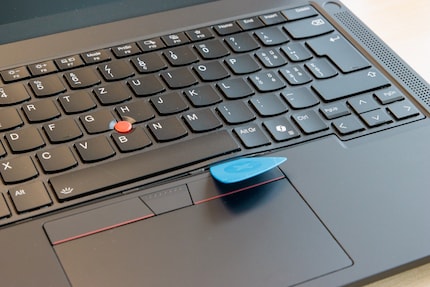 Ich benötige kleine Helfer, um die Tastatur zu lösen.