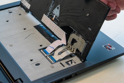 Die Tastatur hat zwei Kabel mit Steckverbindung.