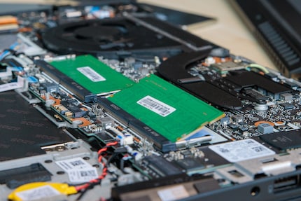 Verriegelung zur Seite und der RAM klappt hoch.