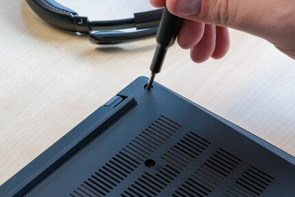 Schrauben sind für Lenovo das beste Befestigungsmittel.