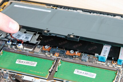 Die Batterie des Thinkpad T14 hat einen Steckanschluss.