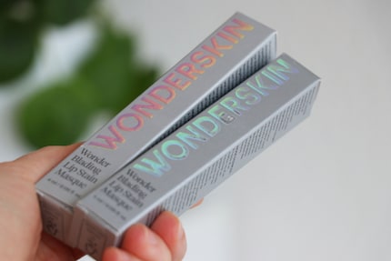 La scritta sulla confezione di cartone è olografica.