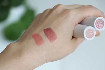 Sulla pelle, il colore del lip stain è molto simile a quello degli adesivi, ma si scurisce sulle labbra che di per sé sono più scure.